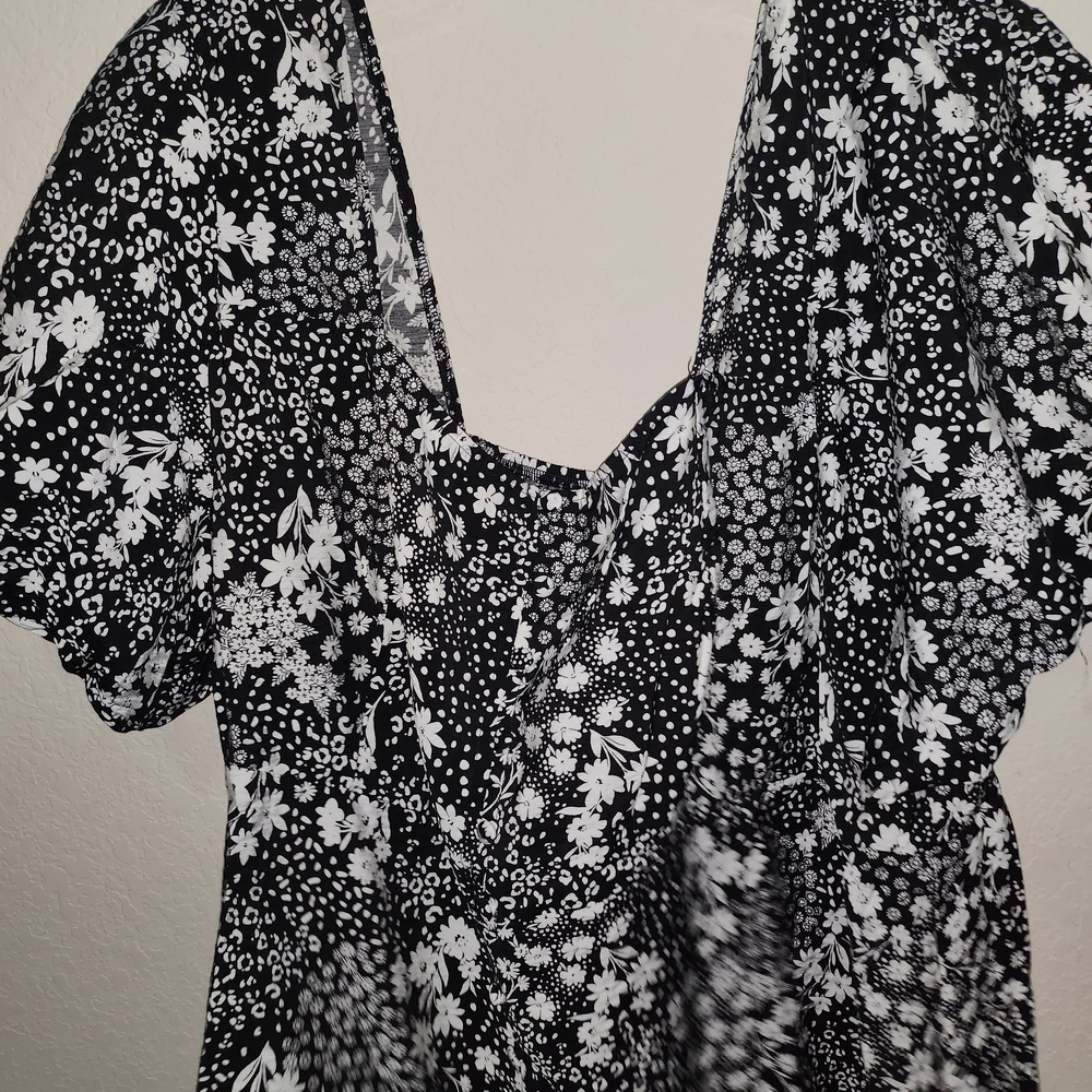 Torrid Black and White Floral Short Sleeve Blouse